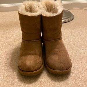 Girls UGG Bailey Bow ll size 2 chestnut